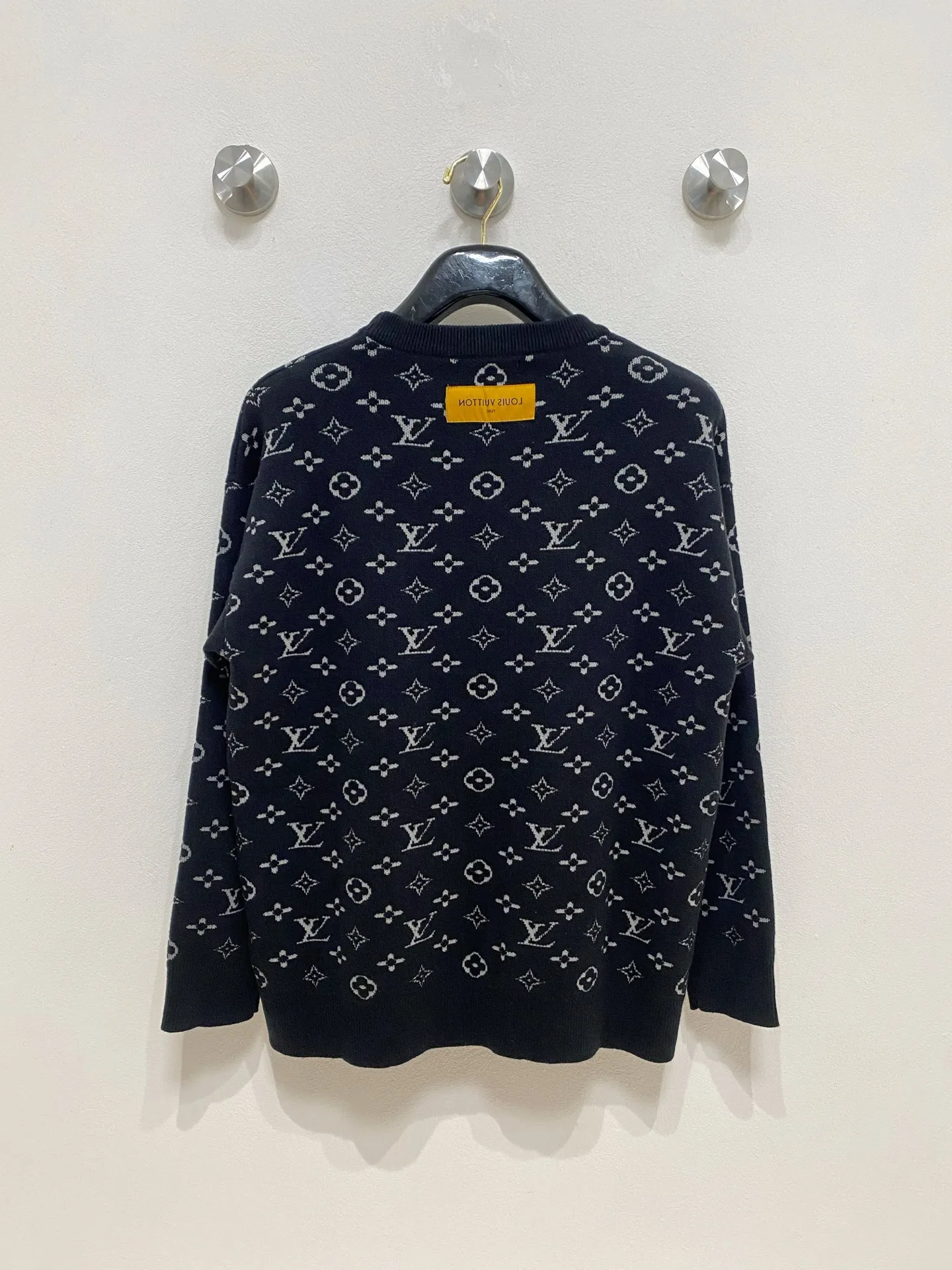 🅿️440 LV 2025 new wool blended round neck long sleeve sweater cardigan bottoming sweater, high-end version! The custom-made fabrics at the counter are highly breathable and comfortable, with impeccable details and brand element design concepts, reflecting high quality. It feels delicate and soft! It presents a casual cut and the upper body shape is great! 🐉Code size: M-3XL